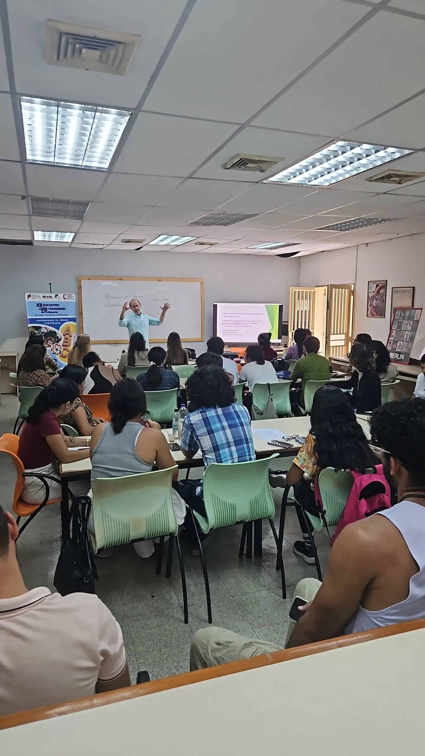 Estudantes na aula de português